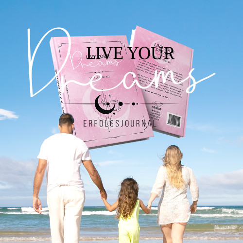 Familie am Strand mit großem Erfolgsjournal, Text Live your dreams Erfolgsjournal