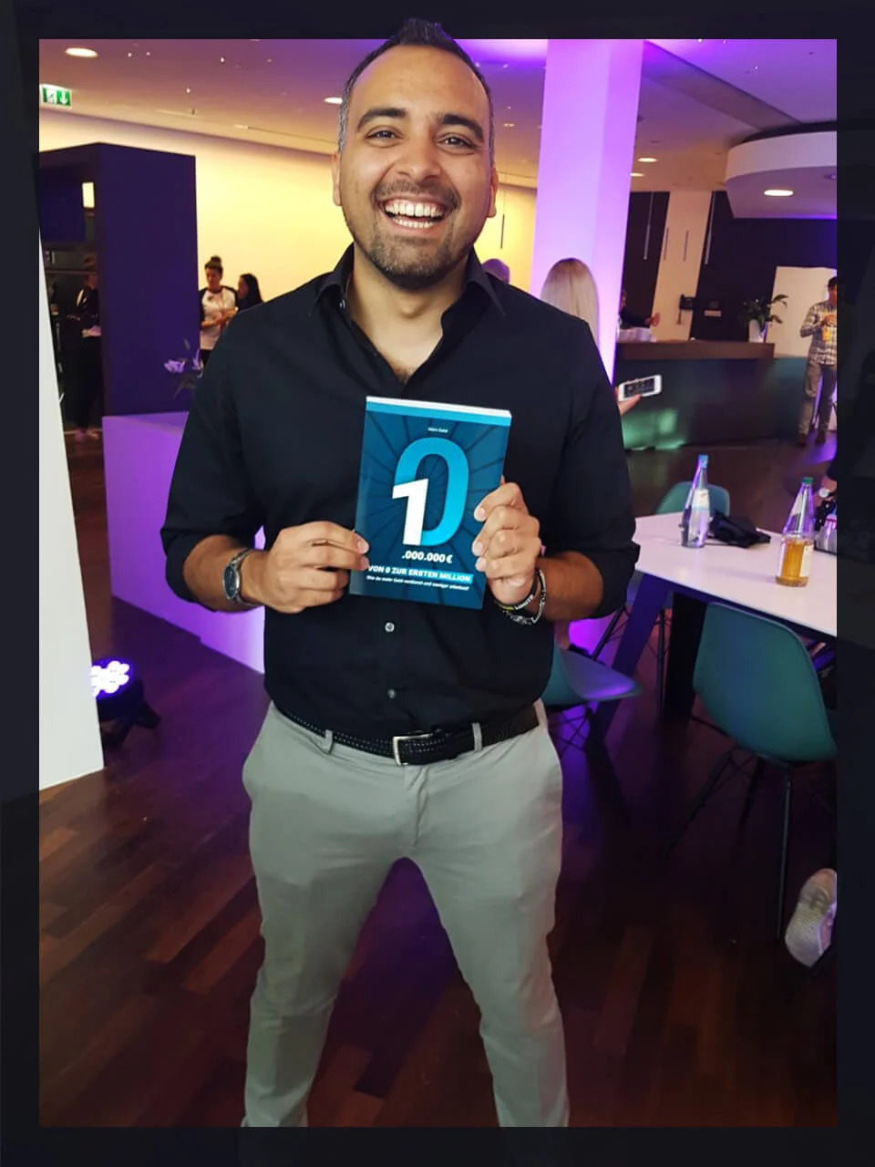 Mann präsentiert Hörbuch-Box Von 0 zur ersten Million auf Event