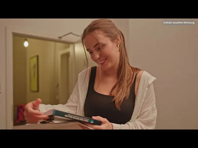 Frau präsentiert das Buch Von 0 zur ersten Million mit schwarzem Einband