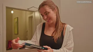 Frau zeigt das Buch Von 0 zur ersten Million in der Hand