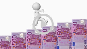 Stilisierte weiße Figur springt über Stapel von Euro-Geldscheinen, Wohlstand-Visualisierung