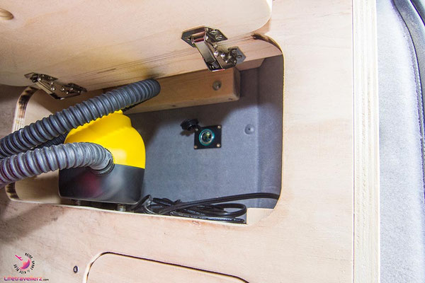 VW T5 Bus Ausbau gelber Wasserkanister im Staufach mit Schläuchen