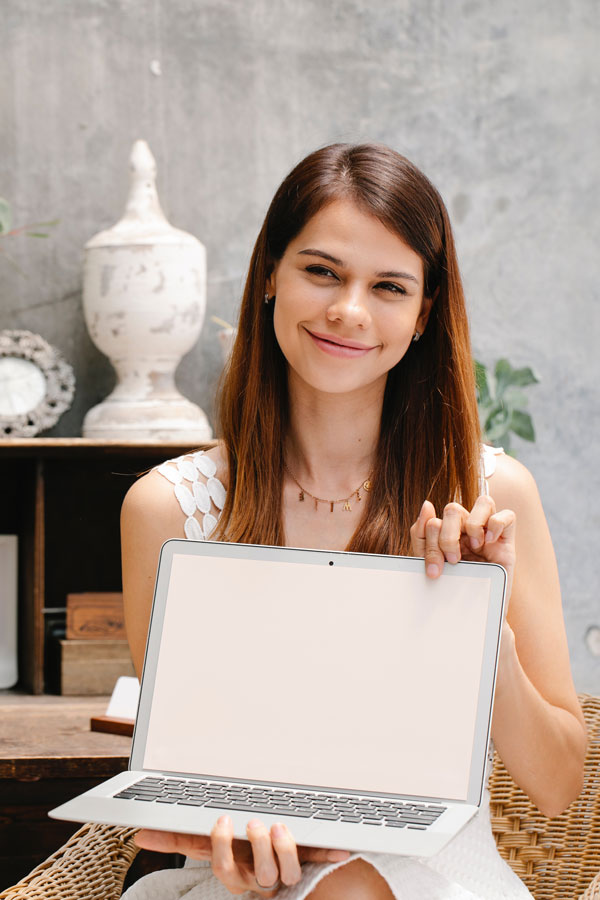 Frau mit Laptop liest eBook Wann bin ich fruchtbar