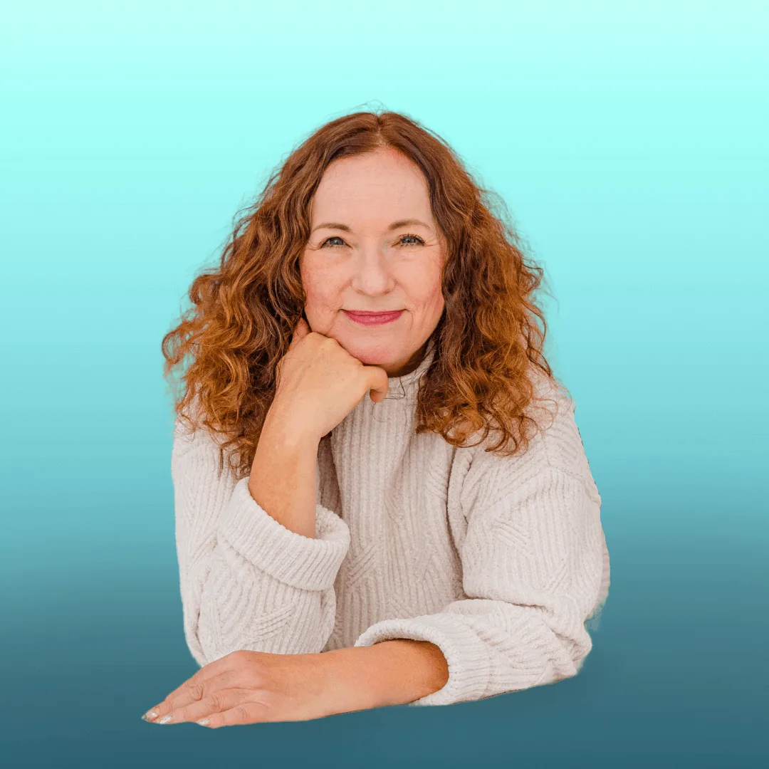 Porträtfoto von Marion Zimmermann mit roten Locken, beige Pullover, türkiser Hintergrund