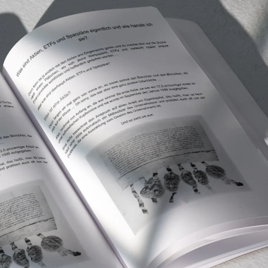 Aufgeschlagenes E-Book mit Kapitel über ETFs und Sparpläne mit Grafiken und Coins