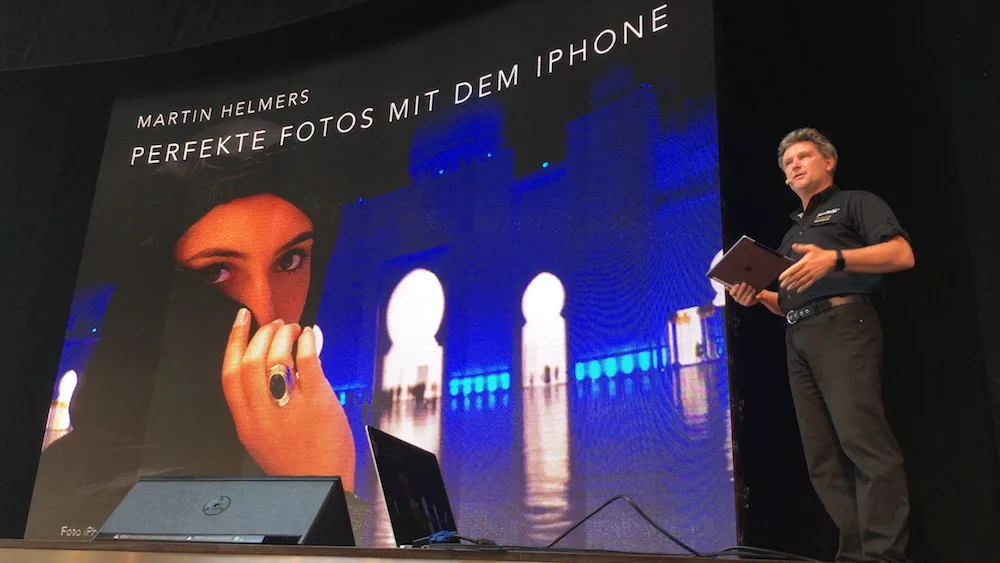 Wayne Morris – Musikprogramm für Kreuzfahrten 4 Martin Helmers präsentiert Fotokunst auf Bühne vor Großbildschirm mit Bildbeispielen