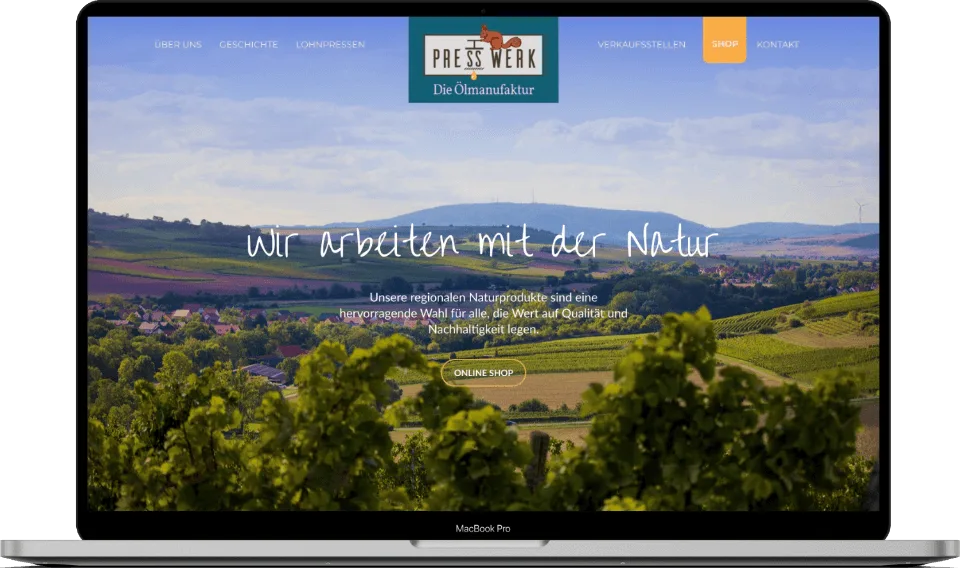 Mockup einer WordPress-Webseite der Ölmanufaktur Presswerk auf MacBook Pro