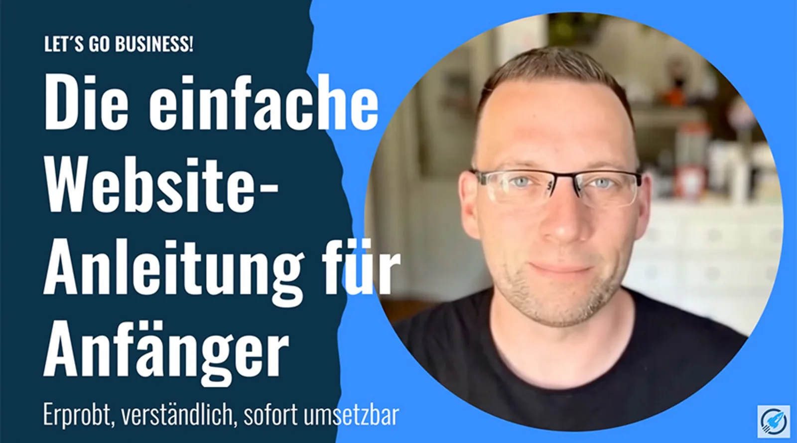 Website-Erstellung für Anfänger – Videokurs zum Website-Bau 4 Mann mit Brille neben Text und Let's Go Business Logo auf blauem Hintergrund