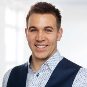 Porträtfoto von Martin Auerswald, Mann mit dunklem Haar im Business-Outfit