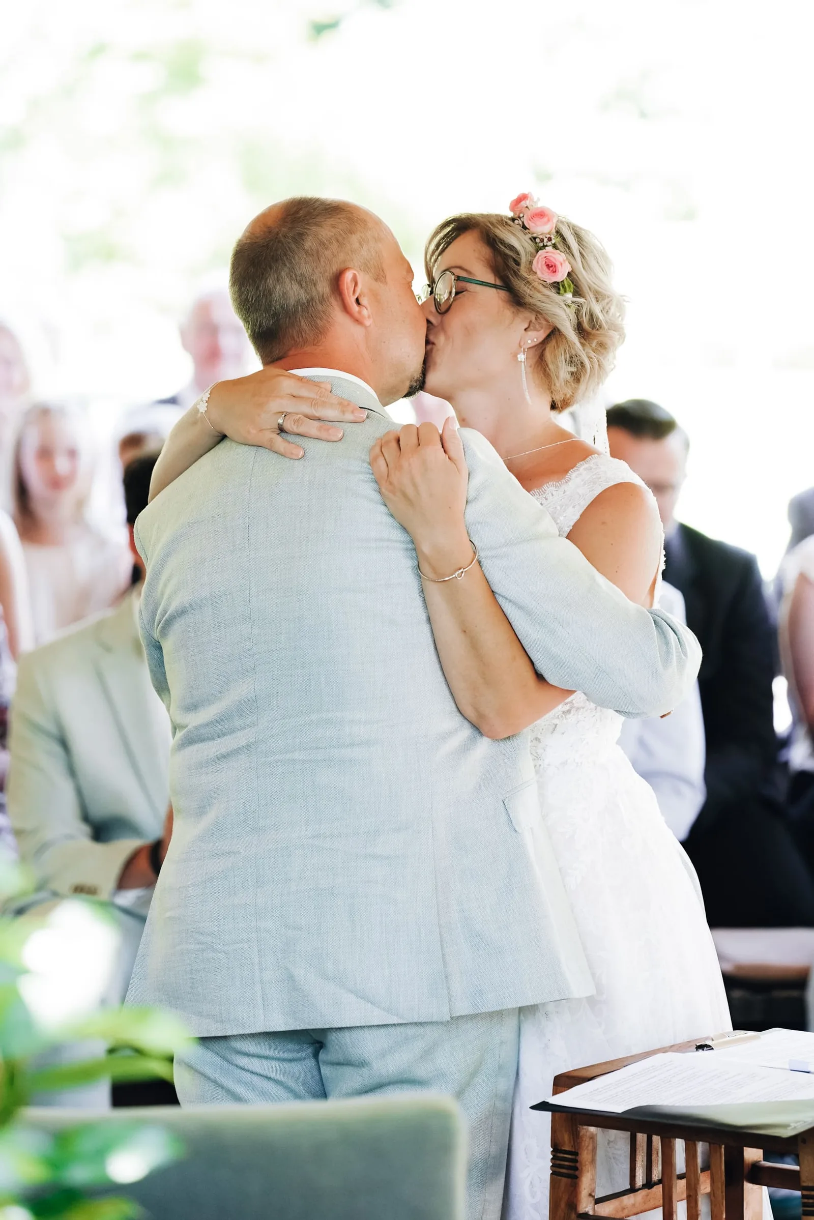 Braut küsst Bräutigam beim ersten Hochzeitstanz