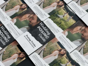 Mehrere ausgedruckte Posing-Karten stapelweise angeordnet, zeigen verschiedene Hochzeitsfotos mit Posing-Tipps
