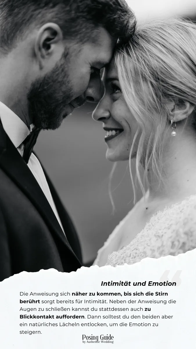 Brautpaar in intimem Moment von vorne, Schwarz-Weiß-Fotografie mit Blickkontakt