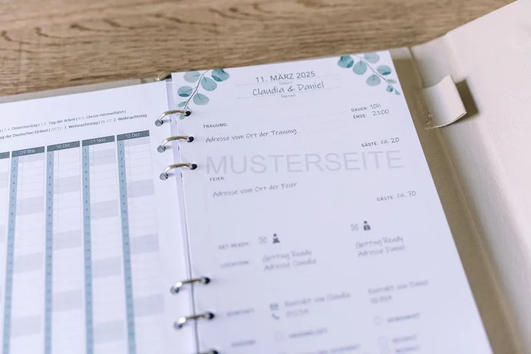 Hochzeitsplaner Innenseite – Aufgeschlagene Seiten mit Fragen und Informationstext