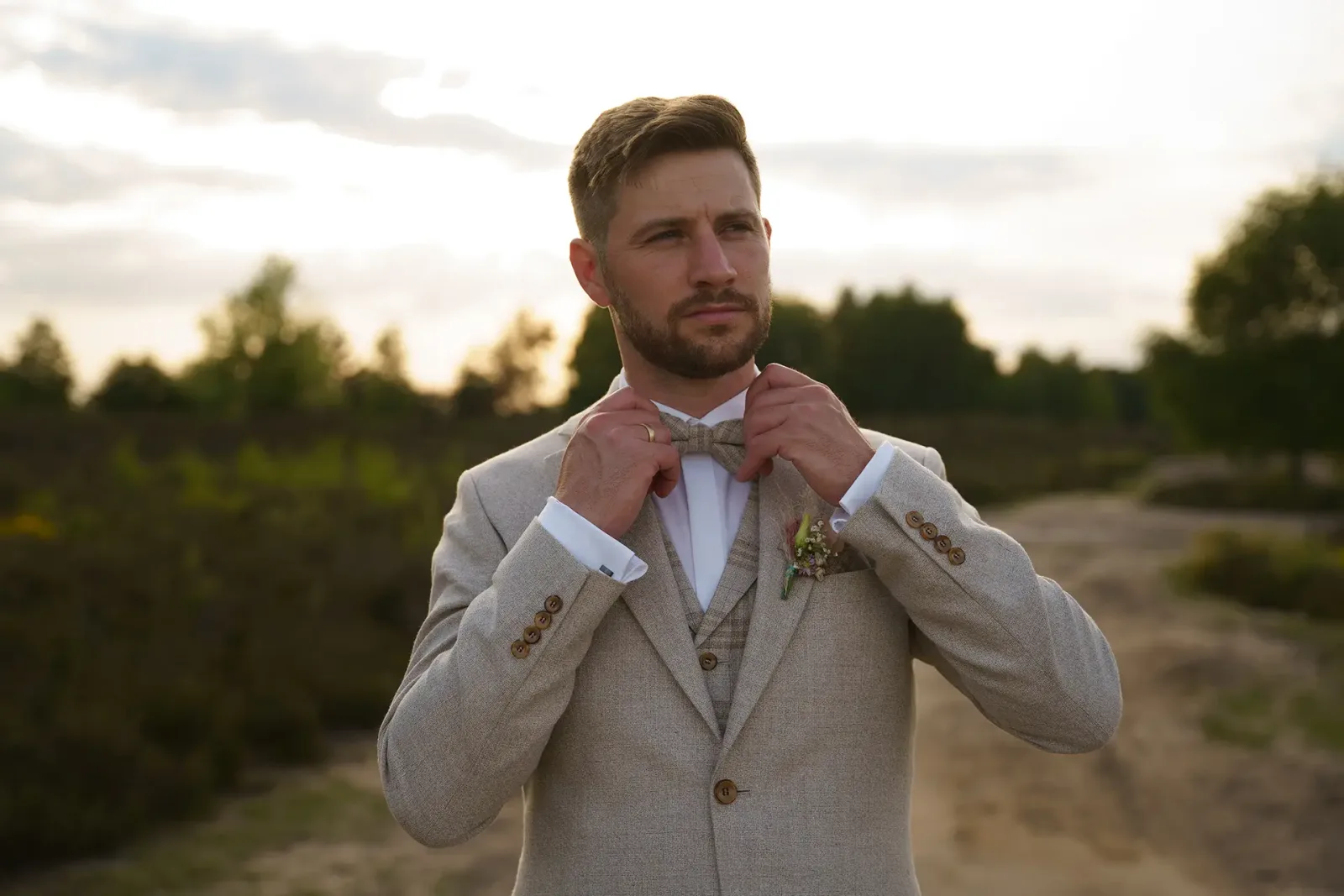 Bräutigam Portrait RAW-Aufnahme vor Bearbeitung mit Wedding SmartPreset