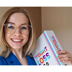 Frau mit Brille hält lächelnd Weight Loss 2.0 Box