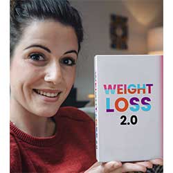 Frau in rotem Pullover lächelt und hält Weight Loss 2.0 Box