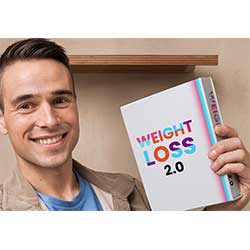 Lächelnder Mann in blauem Shirt hält Weight Loss 2.0 Box vertikal