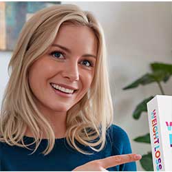 Blonde Frau in blauem Shirt präsentiert lächelnd Weight Loss 2.0 Box