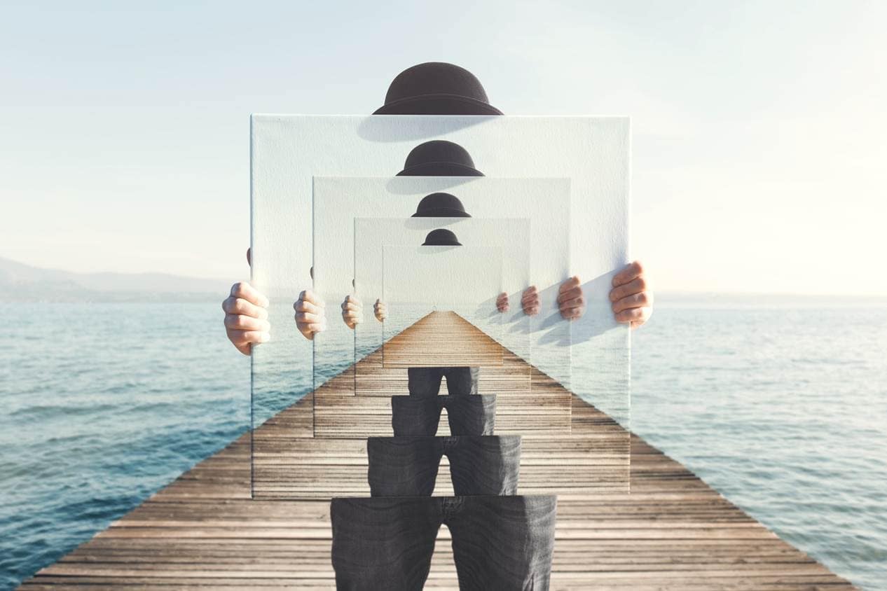 Figur mit Bowlerhüten von verschiedenen Größen auf Holzsteg am Meer, Collage-Stil