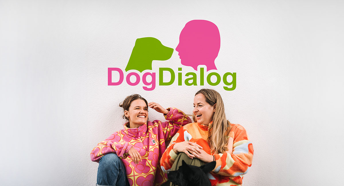 DogDialog Logo mit zwei Moderatorinnen in bunten Jacken, Podcast zum positiven Hundetraining