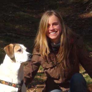 Ursula Aigner mit gelbem Labrador-Retriever in Naturumgebung, Kundenstimme zum Kurs