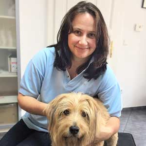 Dr. Carina Kriegl im Behandlungszimmer mit Hund, Veterinärin und Kundenstimme