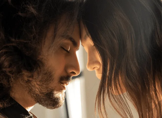 Werde ein Männermagnet – E-Book zum Dating für Frauen von Alex Berger 3 Nahaufnahme von Mann und Frau in intimem Moment bei Sonnenuntergang