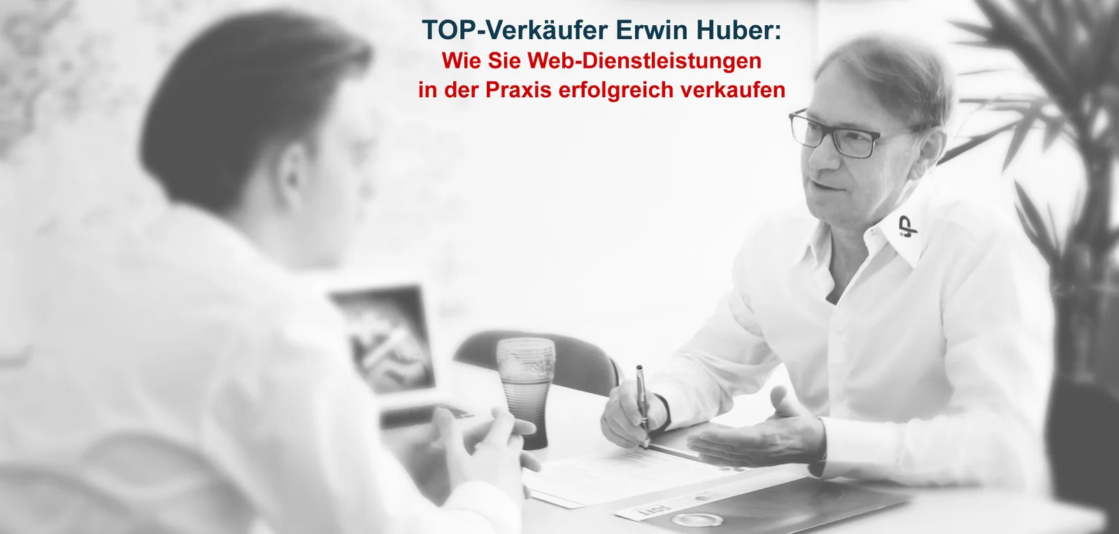 Erwin Huber im Gespräch mit Kundin, TOP-Verkäufer zeigt Web-Dienstleistungen erfolgreich in der Praxis