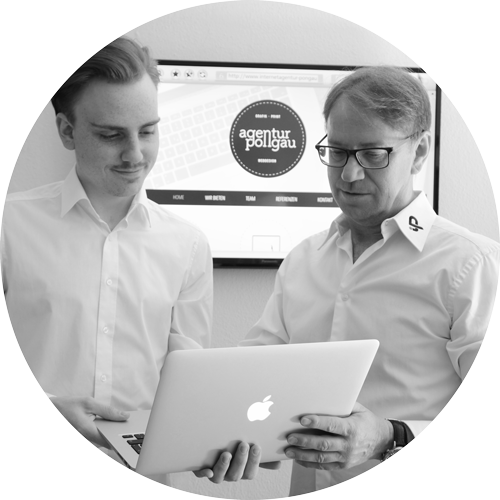 Zwei Männer arbeiten gemeinsam am Laptop vor Website-Mockup, Agentur Pollgäu im Hintergrund