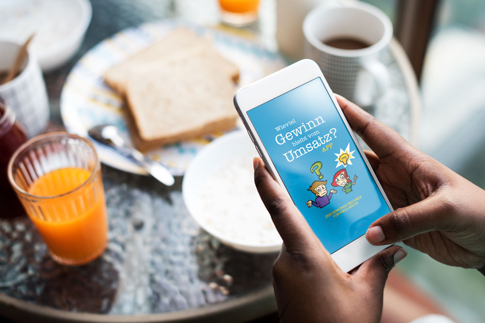 App-Bildschirm zeigt Gewinnberechnung mit Kaffee-Beispiel