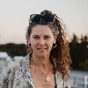 Porträt einer Frau mit braunen Locken am Wasser – Kongress-Speakerin Chandrika