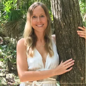 Porträt einer blondhaarigen Frau vor Baum – Kongress-Speakerin Kati Gehres