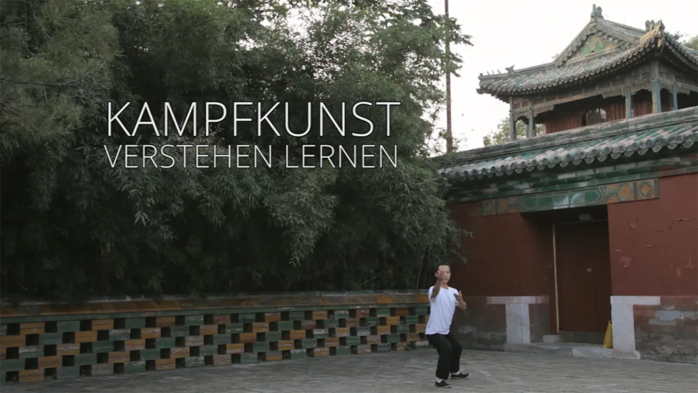 Wing Chun Kung Fu Kurs mit Übungsszene in asiatischem Tempel, Schüler in Kampfposition