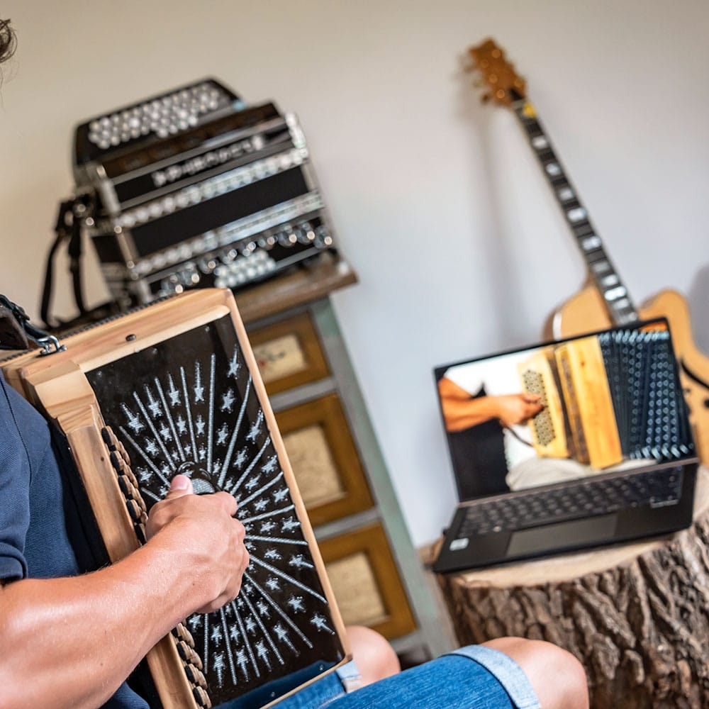 Steirische Harmonika mit Gitarre und Unterrichtsszenerie in Studio