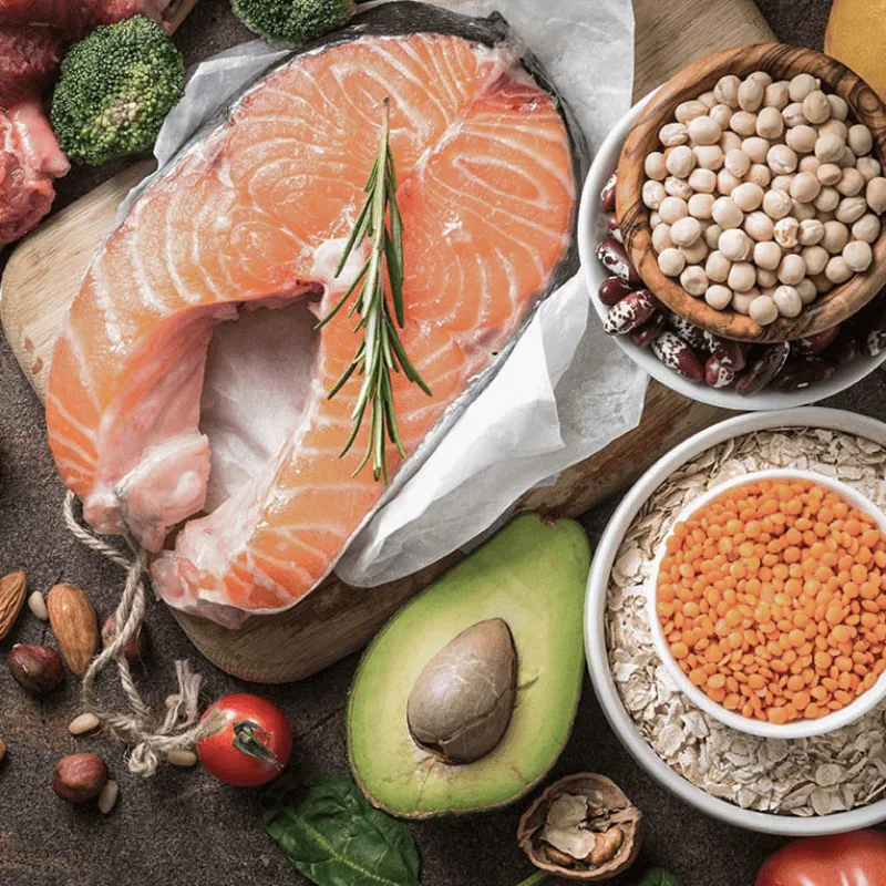 Nährstoffreiche Lebensmittel: Lachs, Avocado, Hülsenfrüchte, Gemüse und Nüsse