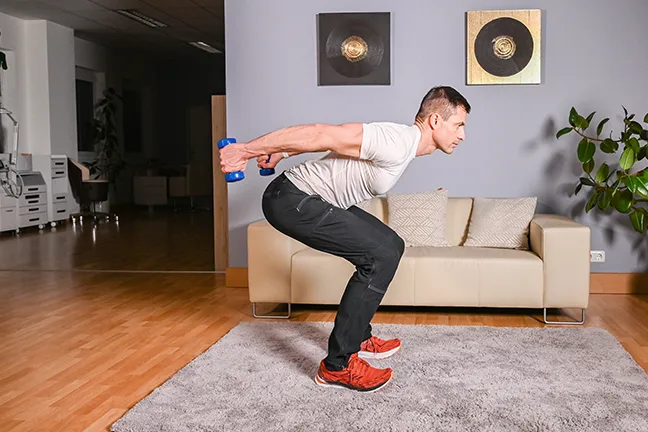 Mann in seitlicher Planke-Variation mit erhobener Hand auf Trainingsmatte