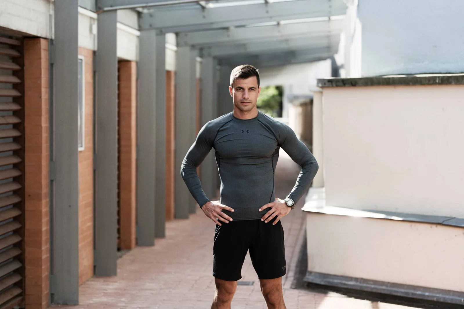 Fitness-Trainer Martin Wieland in Sportkleidung, Portrait in moderner Architektur