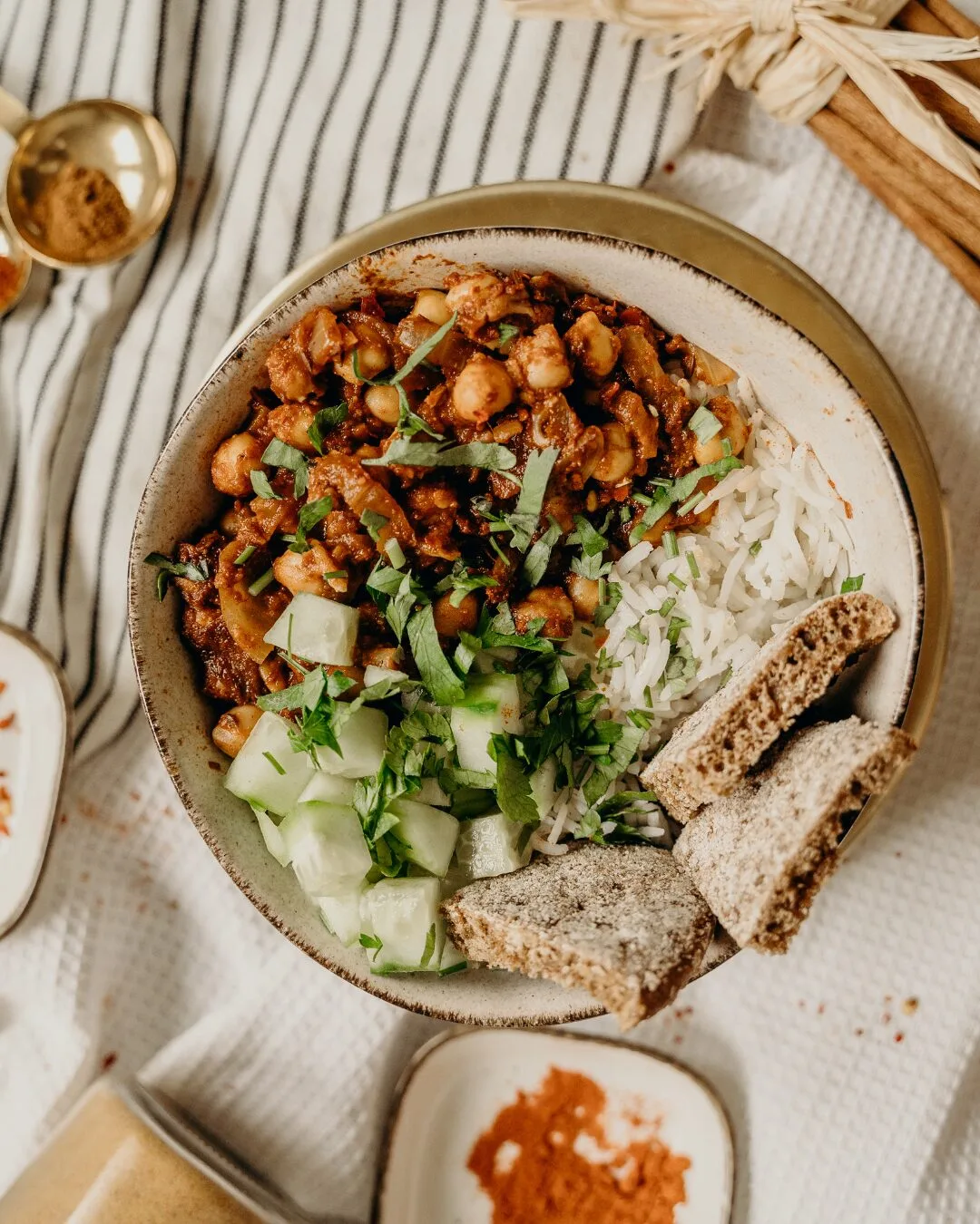 Basen-Balance-Online-Workshop mit Curry-Kichererbsen-Gericht, Reis und Gemüse auf Teller