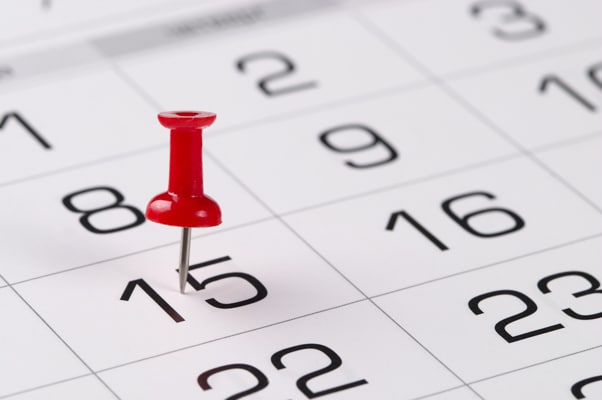 Kalender und Stift symbolisieren Jahresplanung und Zielsetzung für 2025