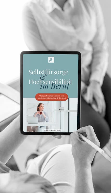 Workbook-Guide – Selbstfürsorge & Hochsensibilität im Beruf 1 Schwarzweißfoto einer Frau, die das Workbook auf einem Tablet hält