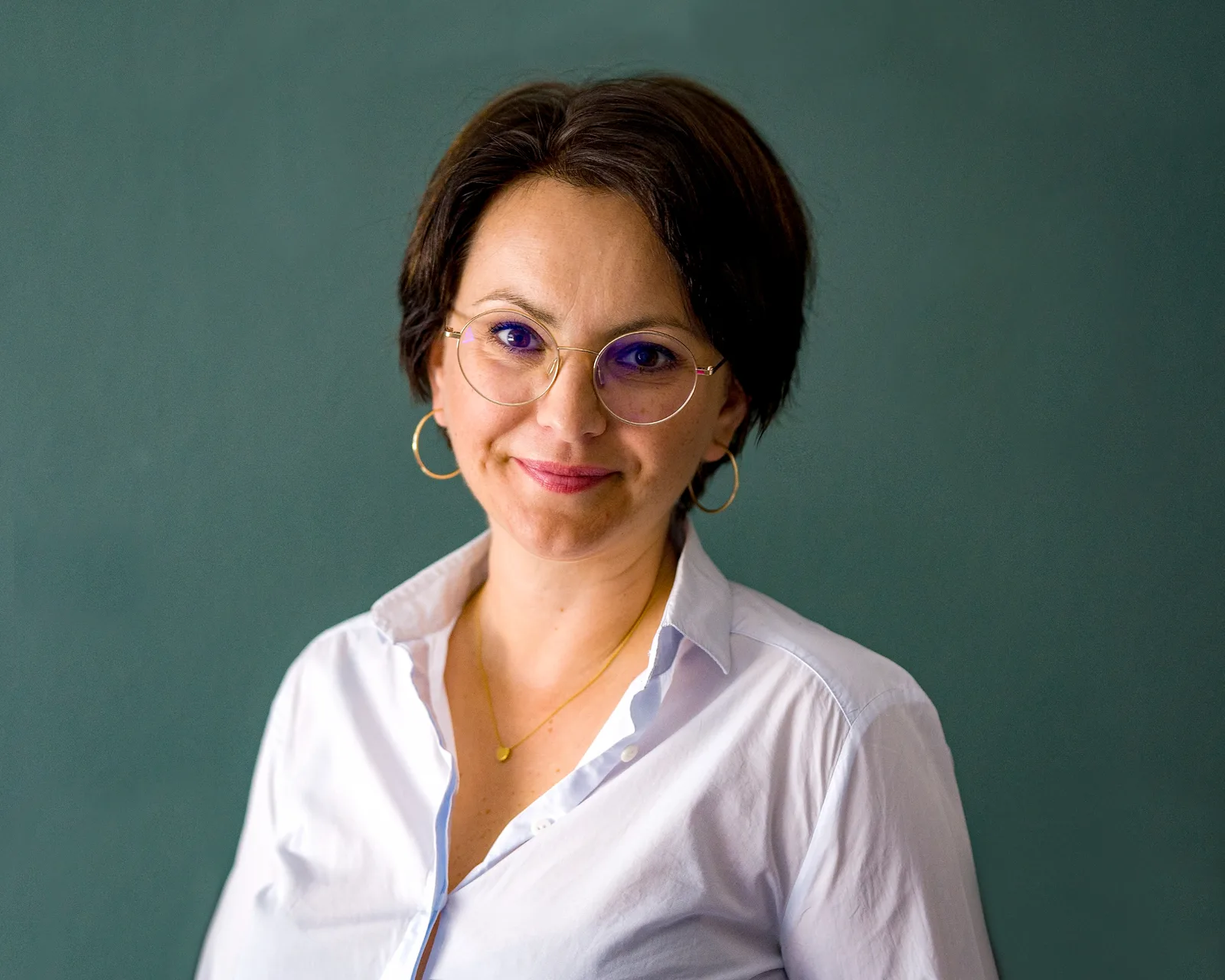 Workbook Selbstbild – Arbeitsbuch für Führungskräfte 3 Porträt von Antoniya Hasenöhrl, Autorin des Selbstbild-Workbooks, vor grünem Hintergrund