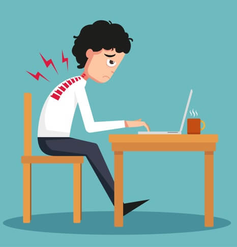 Illustration einer Frau am Schreibtisch mit Laptop, die Rückenschmerzen hat, mit roten Blitzbolzen symbolisiert