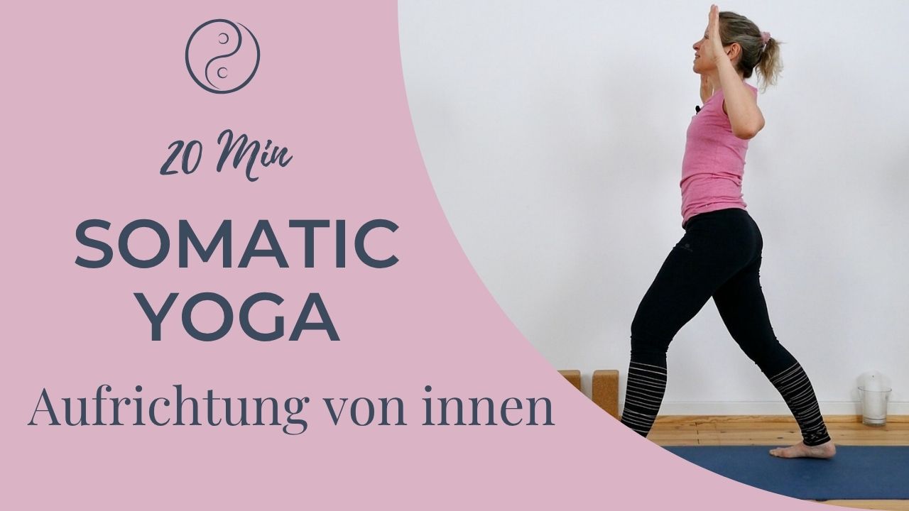 Somatic Yoga Workshop 20 Minuten, Frau in Ausfallschritt mit Yin-Yang-Logo auf rosa-weißem Hintergrund