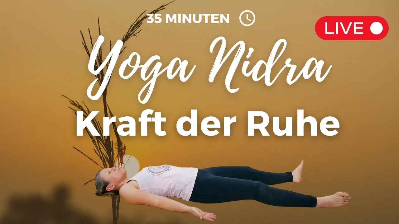 Yoga Nidra Kraft der Ruhe 35 Minuten Live, Frau in Entspannungshaltung auf goldenem Hintergrund mit Trockenblumen