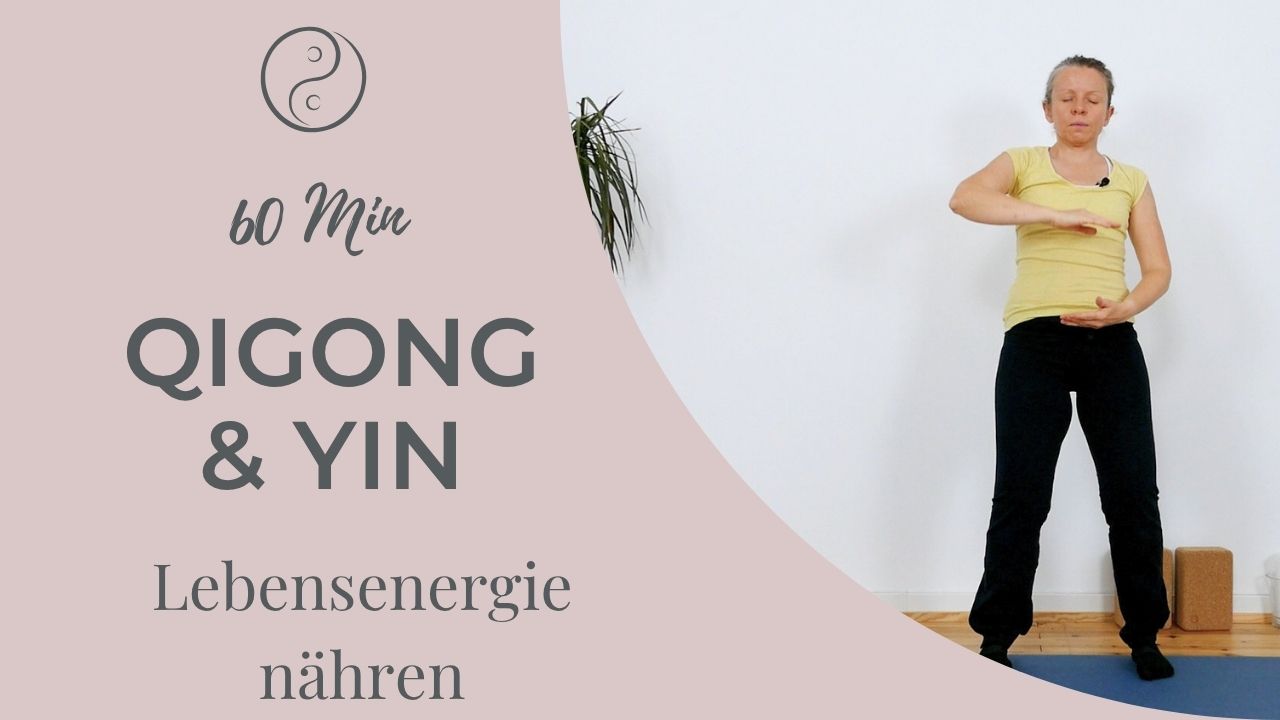 Qigong & Yin 60 Minuten Lebensenergie nähren, Frau in Qigong-Position mit Yin-Yang-Logo auf rosa-weißem Hintergrund