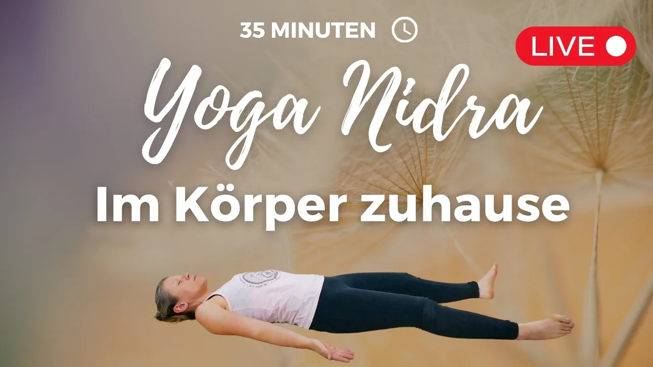 Yoga-Nidra-Angebot mit 35 Minuten, Live-Badge, Frau in Entspannungshaltung auf beigem Hintergrund
