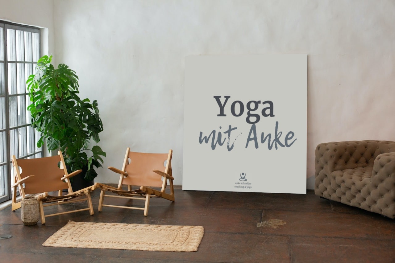 Yoga Live Online Kurs von Anke Schneider 2 Hero-Banner mit Yoga-Studio und Text "Yoga mit Anke" auf großer weißer Wand