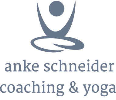 Yoga Live Online Kurs von Anke Schneider 6 Logo von Anke Schneider Coaching & Yoga mit stilisierter Figur in Meditation
