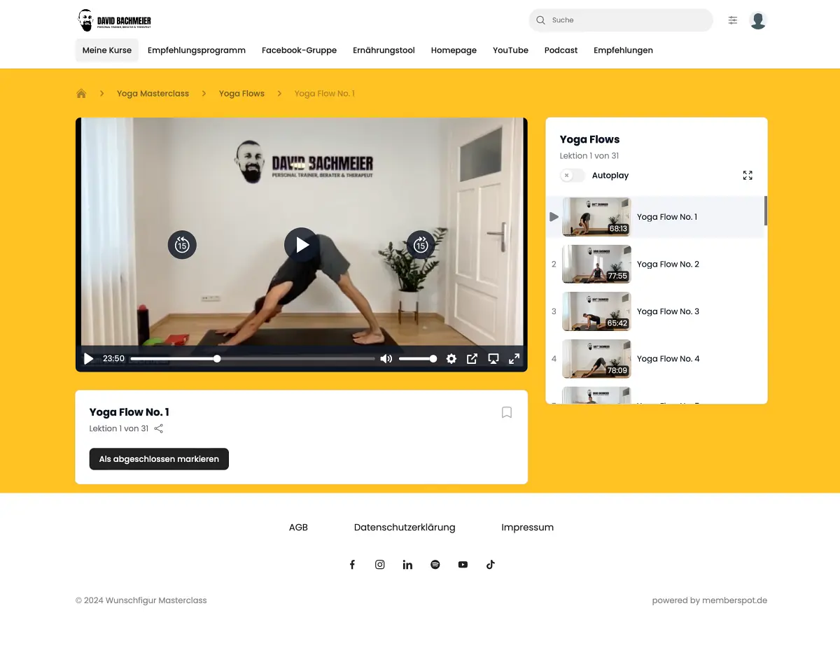 Yoga Flow Videoplayer mit David Bachmeier unterrichtet Downward Dog Position