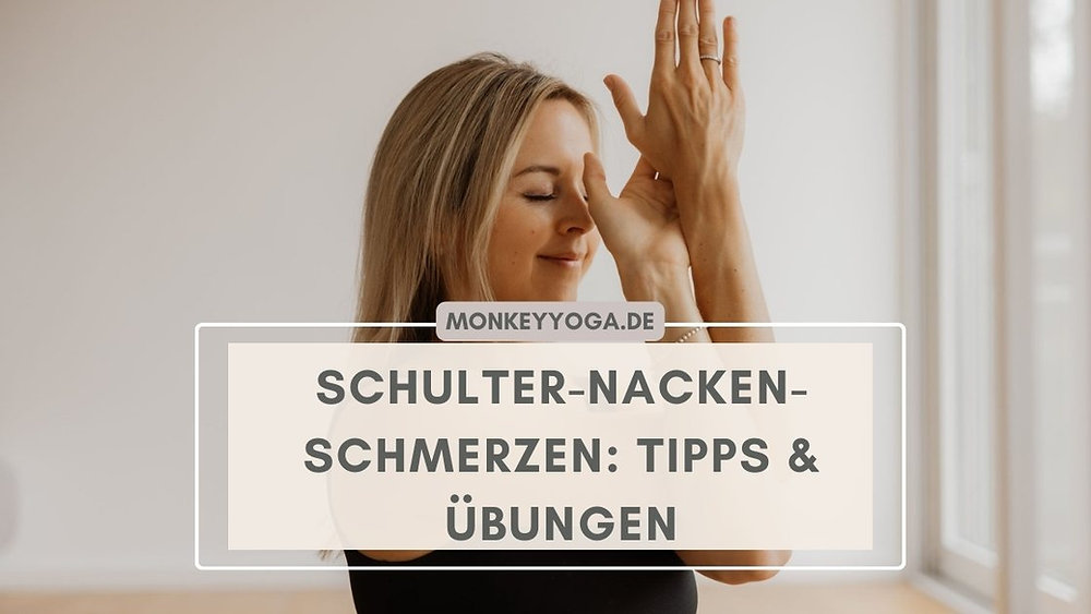 Frau mit Nackenschmerzen, Hand am Nacken, schwarzes Top, Yoga-Kurs-Banner mit Text